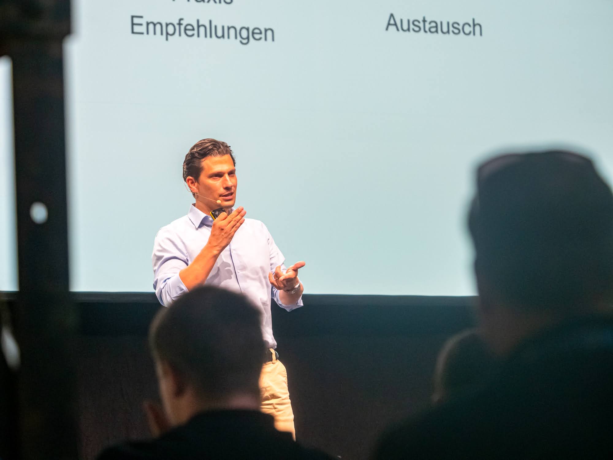 Dr. Hubertus Porschen hält einen KI-Impulsvortrag auf der Bühne vor Mittelstands-Entscheidern