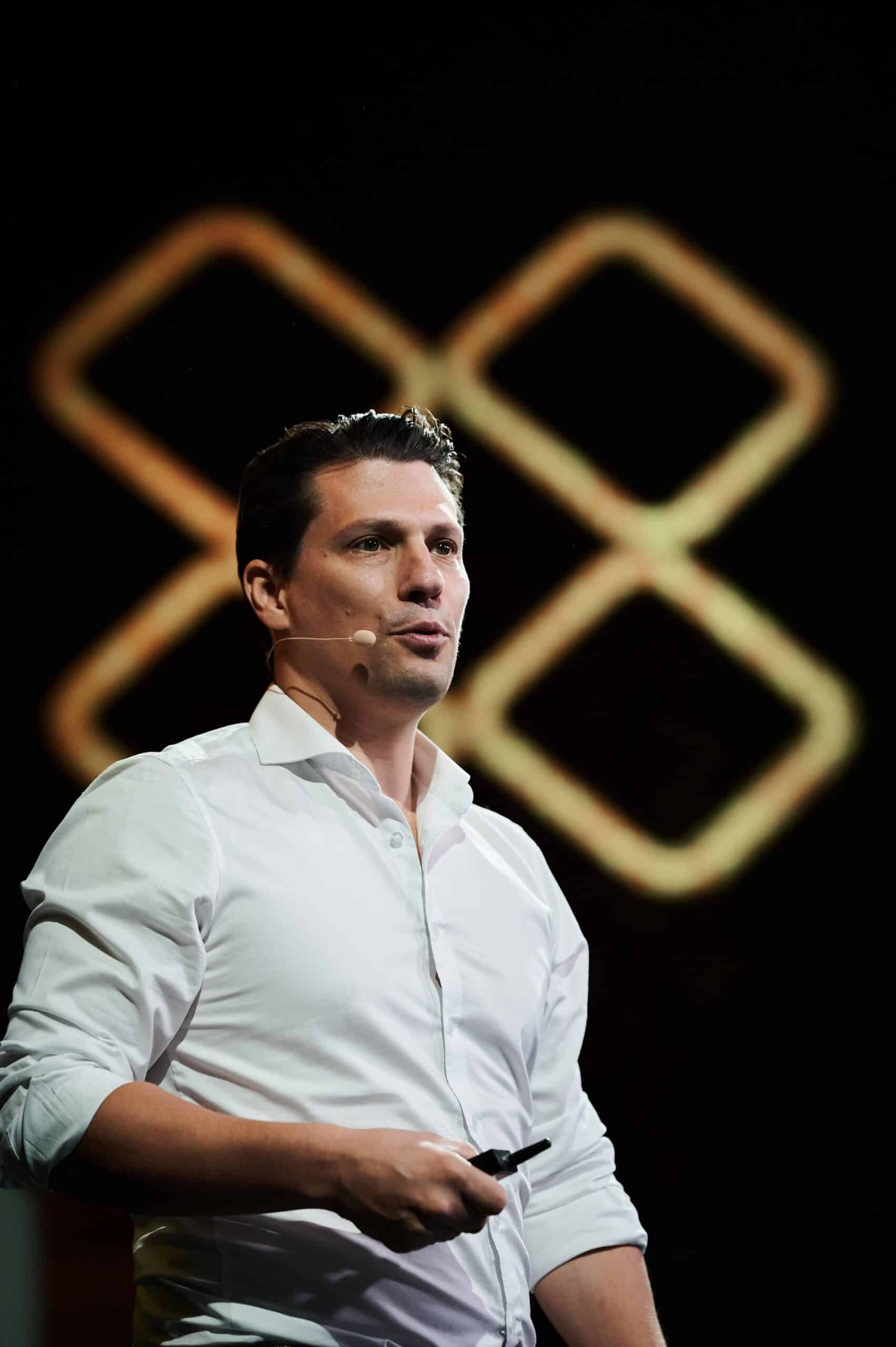 Dr. Hubertus Porschen als Keynote Speaker auf der Bühne