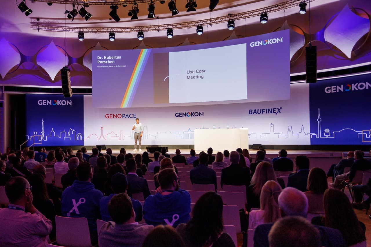 Keynote Speaker vor großem Publikum auf einer Fachtagung