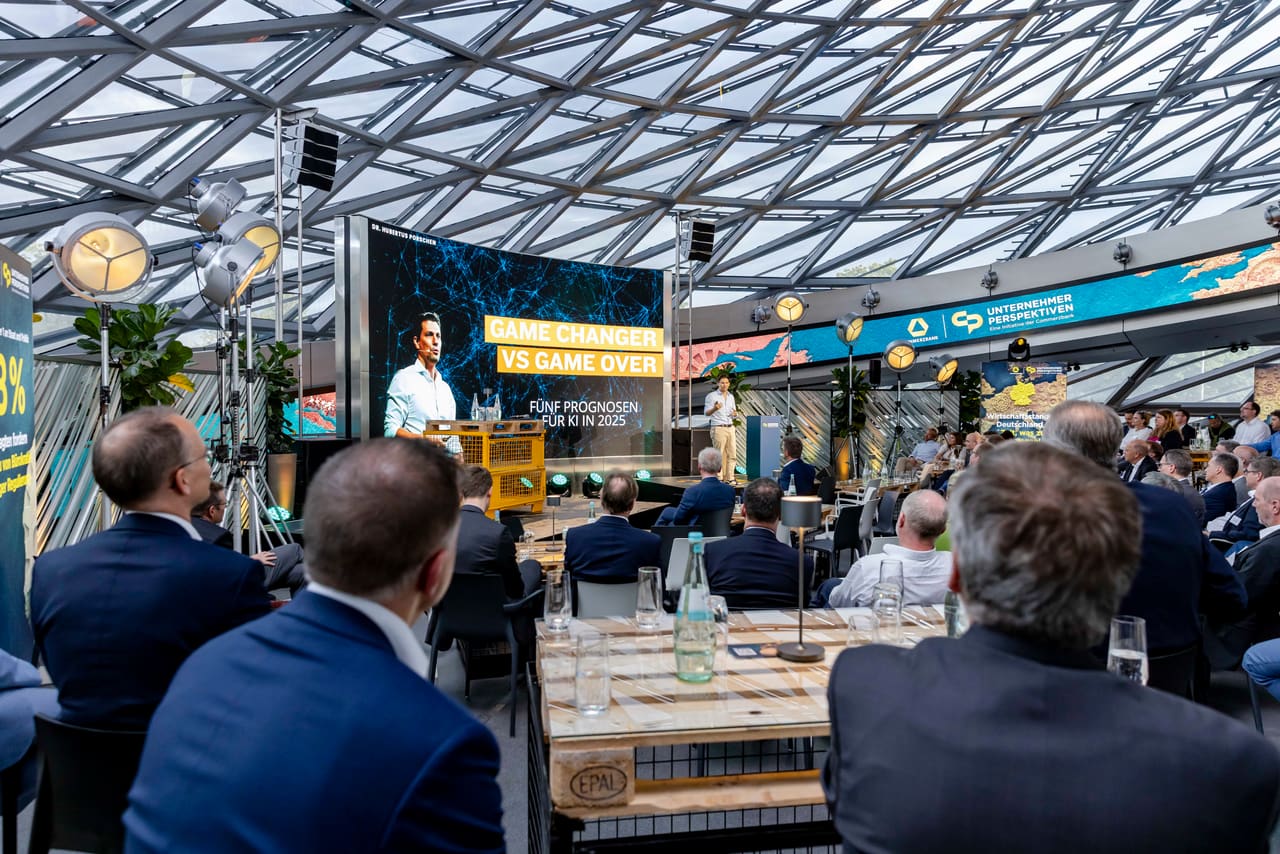 Keynote Speaker live auf der Bühne — Hauptvortrag vor Publikum bei Unternehmer Perspektiven Berlin