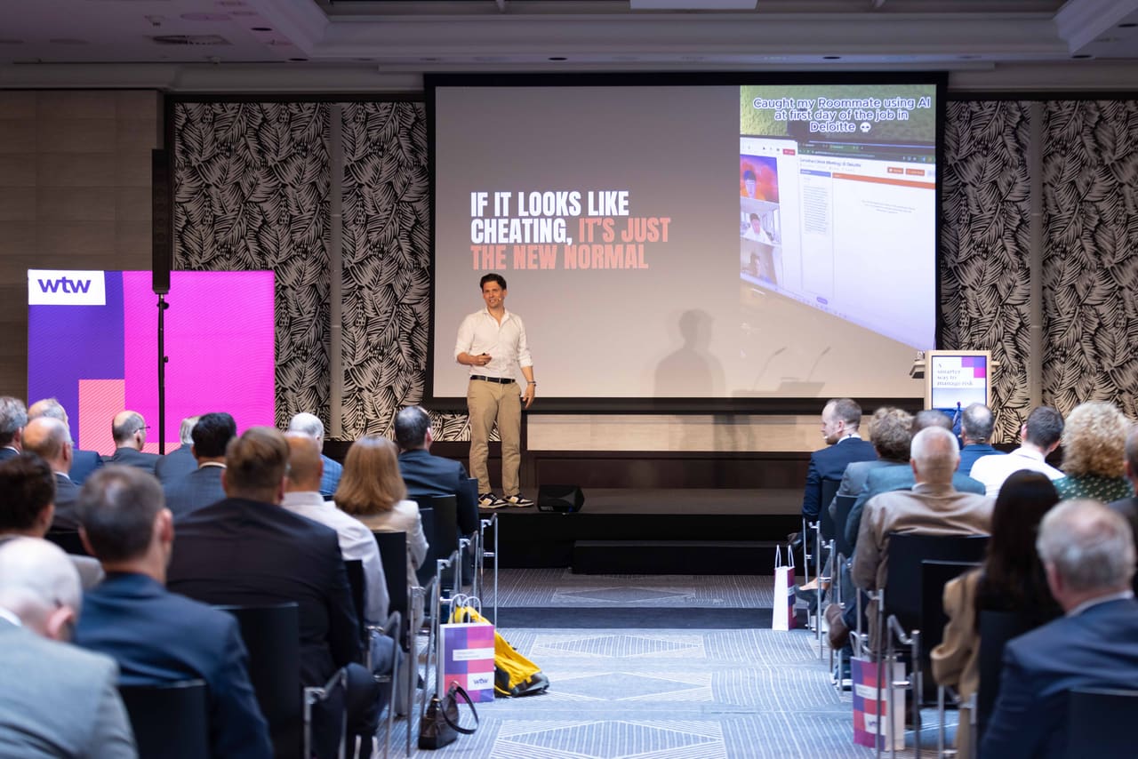 Keynote Speaker im Gespräch mit dem Publikum bei einem Firmenevent